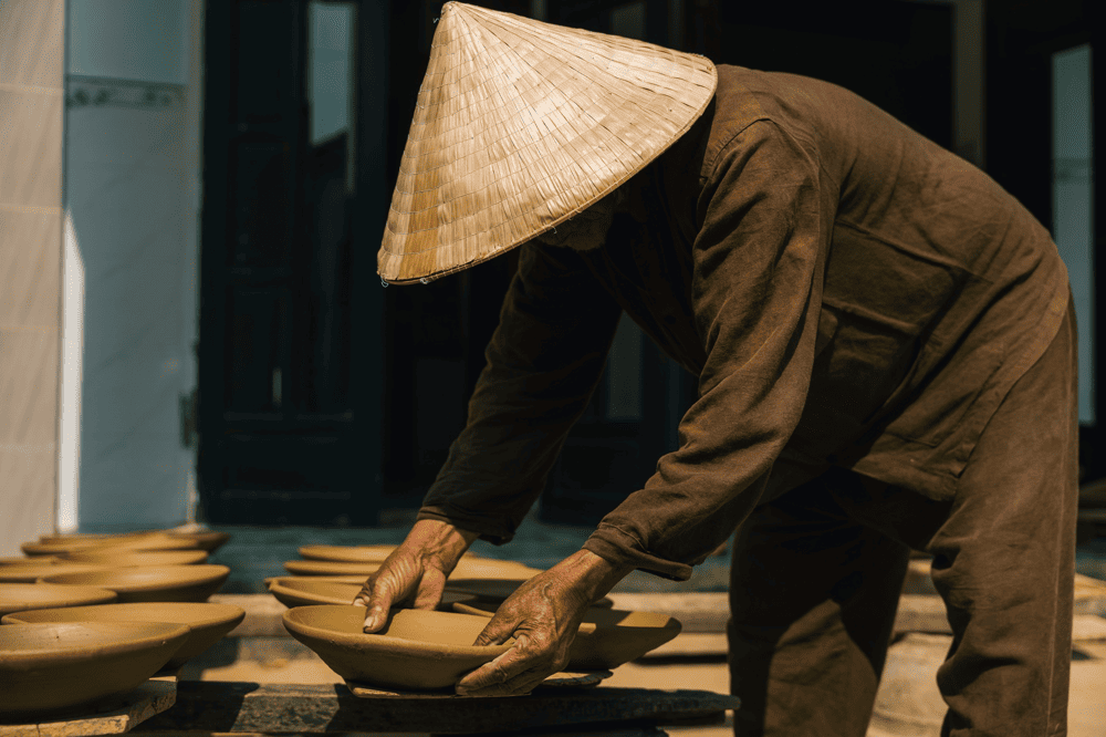 Visitors should go on sunny days to see locals drying pottery products all around the village (Source: Visit Hoi An)